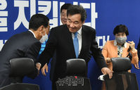 [포토] 코로나19 국난극복간담회 참석하는 이낙연 위원장