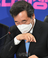 [포토] 굳은 표정으로 간담회 참석한 이낙연 위원장