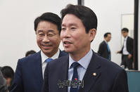 [포토] 정책조정회의 참석하는 이인영-조정식