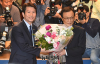 [포토] 이인영 원내대표에게 꽃다발 전달하는 이해찬 대표