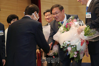 [포토] 의원들 축하 받는 김태년 민주당 신임 원내대표