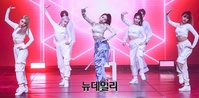 [포토] 데뷔한 나띠, 파워풀한 무대