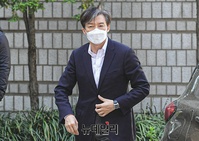 [포토] 조국, 강제수사 255일만에 ‘감찰무마 의혹’으로 법정 출석