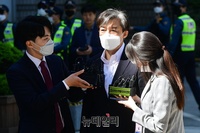 [포토] 조국, 법원 출석 "지치지 않고 싸울 것"