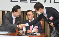 [포토] 악수나누는 통합당 원내대표 후보들