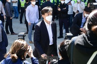 [포토] 첫 공판 마치고 법정 나서는 조국