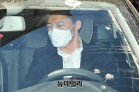 [포토] 공판 마친 직후 차량에 앉은 조국