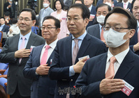 [포토] 통합당 원내대표·정책위의장 선출 총회, 국민의례하는 후보들