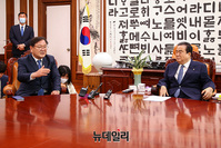 [포토] 대화나누는 '문희상-김태년'