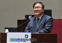 [포토] 민주당 의총, 발언하는 김태년 신임 원내대표