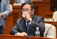 [포토] 물 마시는 김태년 신임 원내대표