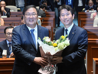 [포토] 이인영 전 원내대표에게 꽃다발 전달하는 김태년 신임 원내대표