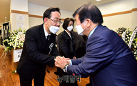 [포토] 주호영 통합당 신임 원내대표 부친 빈소 찾은 박병석 의원