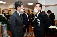 [포토] 주호영 신임 원내대표 부친 빈소 찾은 유승민