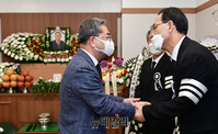 [포토] 주호영 부친 빈소 조문하는 이재정 경기교육감