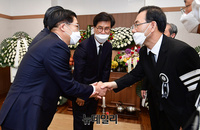 [포토] 빈소 조문하는 '권명호-김영식' 당선인