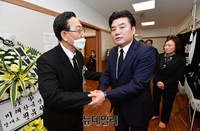 [포토] 주호영 원내대표 부친 빈소 찾은 원유철 미래한국당 대표