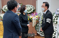 [포토] 주호영 원내대표 부친 빈소 찾은 나경원 의원