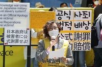 [포토] 정의연 후원금 논란, 수요집회서 발언하는 이나영 이사장