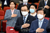 [포토] 국민의례하는 이해찬-박병석