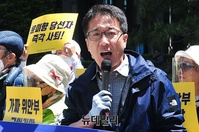 [포토] 윤미향 당선인 의원직 사퇴 촉구하는 강민구 턴라이트 대표