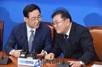 [포토] 대화하는 '주호영-김태년'…여야 공식 첫 회동