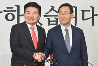 [포토] 합당 추진…손 맞잡은 '주호영-원유철'