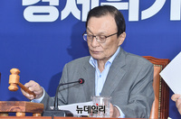 [포토] 의사진행하는 이해찬 대표