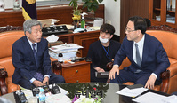 [포토] 주호영 신임 원내대표, 유인태 국회 사무총장 예방