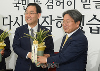 [포토] 문재인 대통령 축하 난 전달받는 주호영