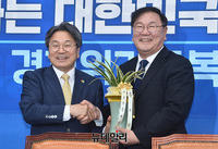 [포토] 문재인 대통령 축하 난 전달받는 김태년