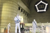 [포토] 서울구치소 직원 확진에 서울중앙지법 내외부 방역 실시