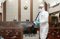 [포토] 서울중앙지법 법정 전면 폐쇄, 방역실시