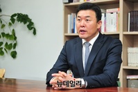 [포토] 21대 총선 결과 인터뷰 갖는 윤영석 의원