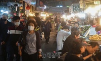 [포토] 긴급재난지원금 사용 가능한 전통시장에 붐비는 시민들
