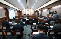 [포토] '웰컴 투 비디오' 손정우, 범죄인 인도심사 재판 열리는 법정