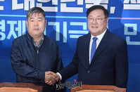 [포토] 손 맞잡은 '김태년-김동명'