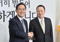 [포토] 국회서 악수나누는 '주호영-박용만'