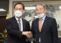 [포토] 국회 헌정회관서 손 맞잡은 '주호영-유경현'