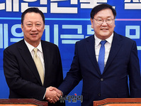 [포토] 악수나누는 '김태년-박용만'