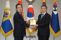 [포토] 이성희 농협중앙회장에 감사패 전달하는 정경두 장관