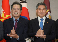 [포토] '덕분에 챌린지' 포즈한 '정경두-이성희'