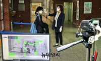 [포토] 고3 등교 첫 날 체온측정하는 학생들
