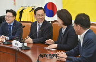 [포토] 심상정 정의당 대표 만난 주호영 통합당 원내대표