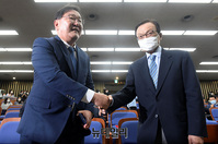 [포토] 민주당 의총, 악수하는 '이해찬-김태년'