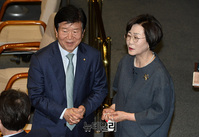 [포토] 국회 본회의장서 대화나누는 '박병석-김상희'