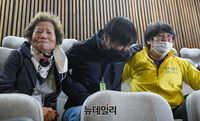 [포토] 과거사법 본회의 통과, 기뻐하는 형제복지원 피해자들