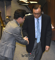 [포토] 악수하는 이해찬 대표와 박범계 의원