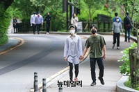 [포토]  절기 소만, 마스크 착용하고 걷는 시민들