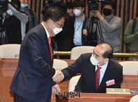 [포토] 인사나누는 '태영호-박진'